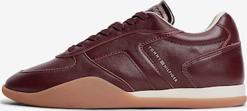 Baskets basses TOMMY HILFIGER en rouge : devant