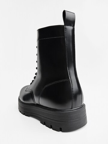 Boots stringati di Bershka in nero