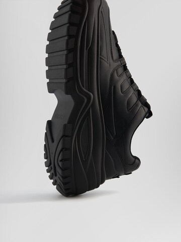 Sneaker bassa di Bershka in nero