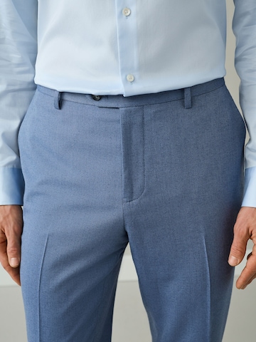 Coupe slim Pantalon à plis Next en bleu