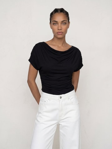 ARMIE Blouse 'The Caroline Top' in Zwart: voorkant