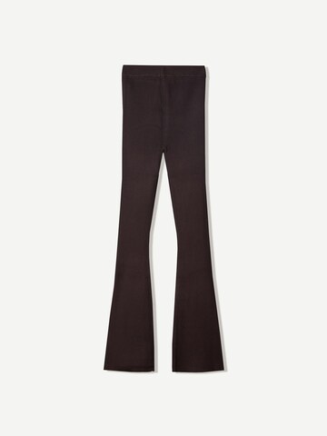 BershkaFlared/zvonoliki kroj Hlače - smeđa boja