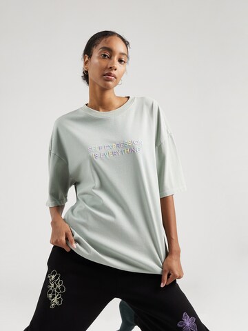 Tricou supradimensional 'Contentment' de la florence by mills exclusive for ABOUT YOU pe verde: față