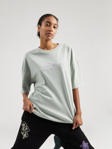 florence by mills exclusive for ABOUT YOU - Camiseta talla grande 'Contentment' en verde: frente