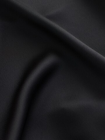 Next Pluus, värv must