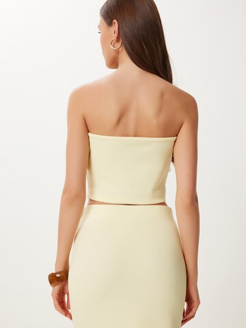 Costume Happiness İstanbul en jaune