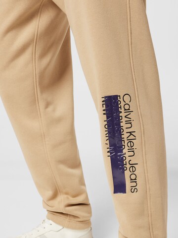 Tapered Pantaloni di Calvin Klein Jeans in beige