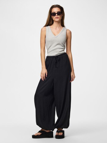 Tapered Pantaloni 'PCPia' di PIECES in nero