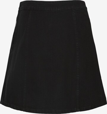 Noisy may Skirt 'PERI' in Black