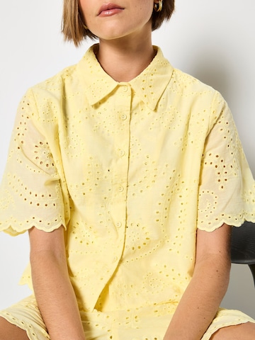 Apricot Scalloped Broderie Cropped Shirt ' ' in Gelb