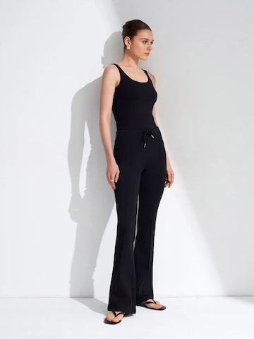 évasé Pantalon Dilvin en noir