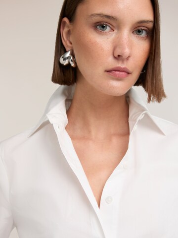 MOTIVI Blouse in White