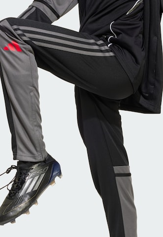 Slimfit Pantaloni sportivi 'Squadra 25' di ADIDAS PERFORMANCE in nero