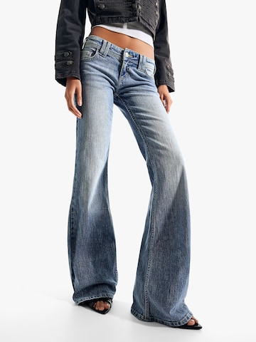 Bershka Flared Jeans i blå: forside