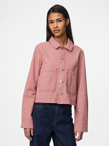 Veste mi-saison 'PCBillo' PIECES en rouge : devant
