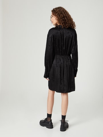 A LOT LESS - Vestido camisero 'Mona' en negro