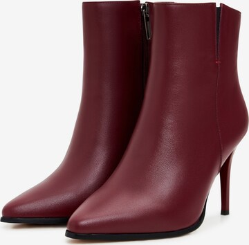 CESARE GASPARI Ankle Boots in Rot