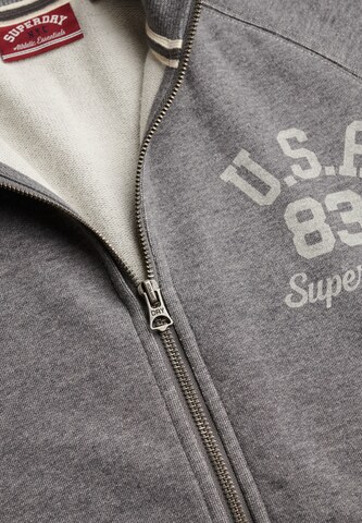 Veste de survêtement 'Athletic Essentials' Superdry & Co en gris