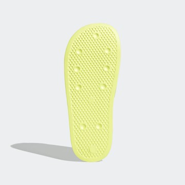 ADIDAS ORIGINALS - Sapato aberto 'Adilette Lite' em amarelo