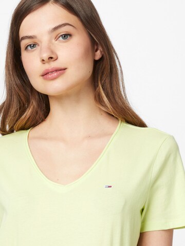 Tricou de la Tommy Jeans pe verde