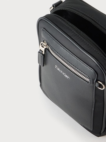 Calvin Klein Сумка через плечо в Черный