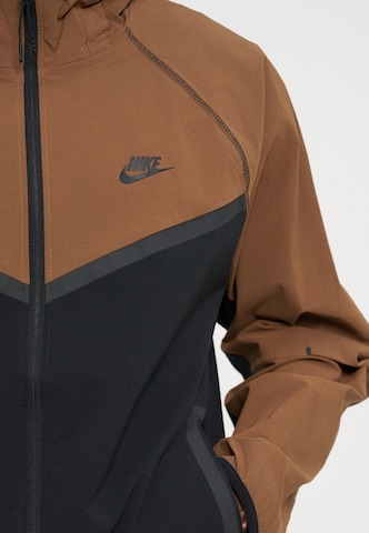 Nike Sportswear Преходно яке в черно: отпред