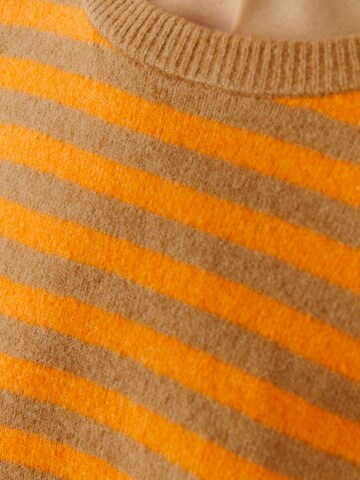 OUI Pullover in Orange