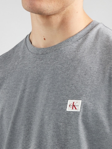 Calvin Klein Jeans Bluser & t-shirts i grå