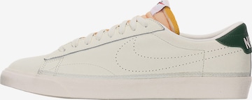 Nike Sportswear Matalavartiset tennarit 'Tennis Classic' värissä beige: etupuoli