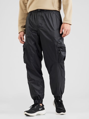 Effilé Pantalon cargo Nike Sportswear en noir : devant