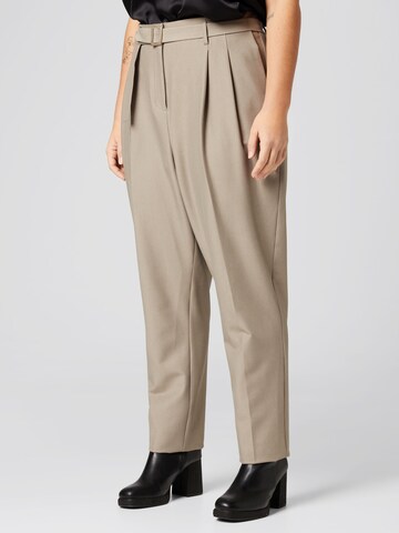 Guido Maria Kretschmer Curvy Regular Pleat-Front Pants 'Erika' in Brown: front