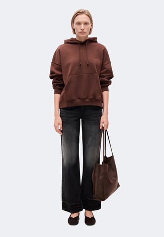 Sweat-shirt 'Lotte' WEEKDAY en marron