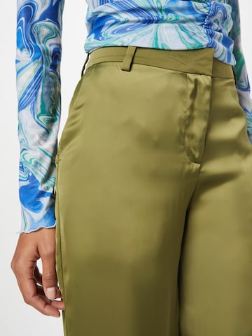 WEEKDAY Szeroka nogawka Spodnie w kant 'Riley' w kolorze zielony