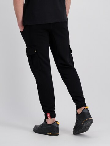 Effilé Pantalon ALPHA INDUSTRIES en noir