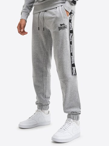 Effilé Pantalon de sport 'Grutness' LONSDALE en gris : devant