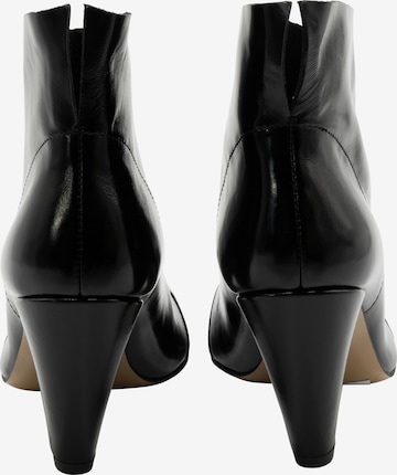 faina Booties in Black