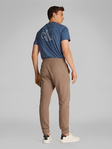 Calvin Klein Jeans Zwężany krój Bojówki w kolorze szary