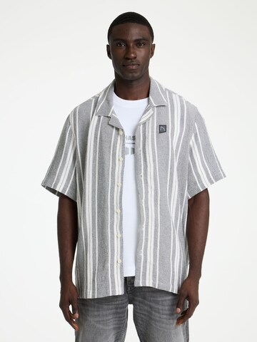 CHASIN' Comfort Fit Shirt in Grau: Vorderseite