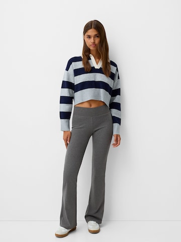 Bershka Flared Broek in Grijs