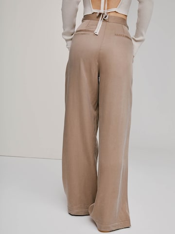 Wide leg Pantaloni con pieghe 'Florentina' di A LOT LESS in marrone