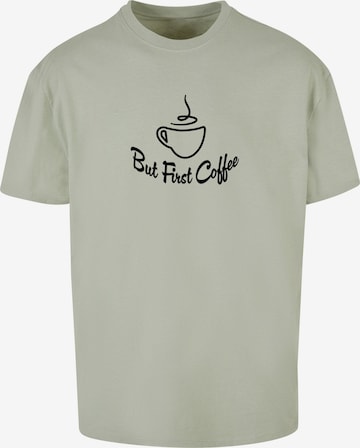 Merchcode Shirt 'But First Coffee' in Groen: voorkant