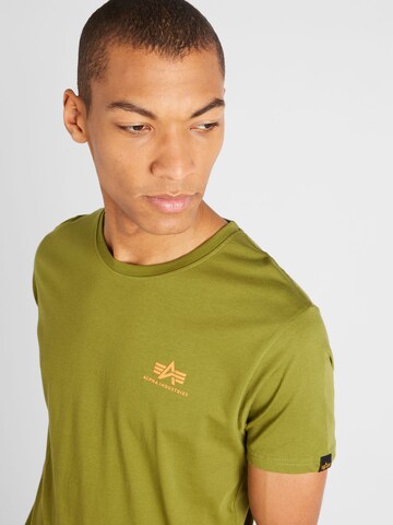 Coupe regular T-Shirt ALPHA INDUSTRIES en vert