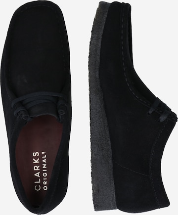 Clarks Originals حذاء بلا كعب 'Wallabee' بلون أسود