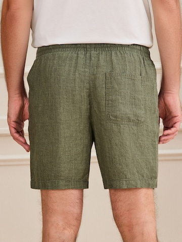 Next Regular Shorts in Grün