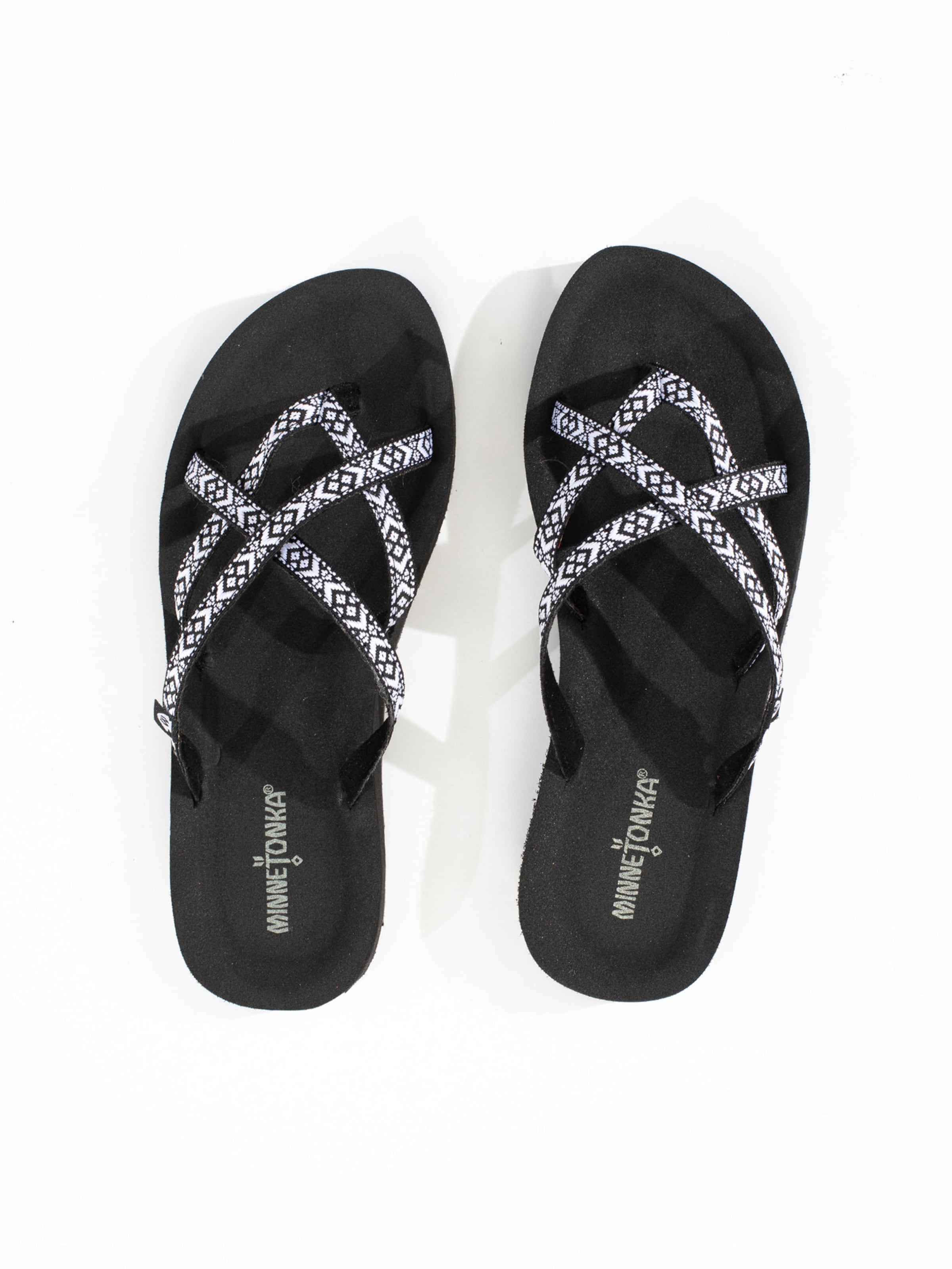 Minnetonka Босоножки через палец 'Hanna' в Черный