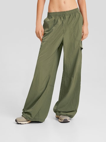 Bershka Lużny krój Spodnie w kolorze zielony: przód
