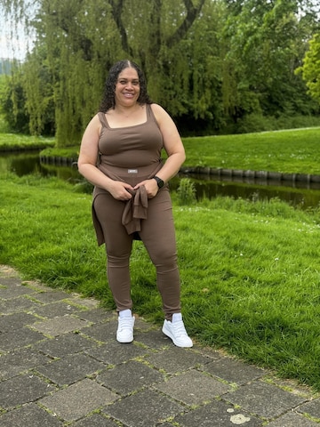 Mowi Fit Tracksuit in Brown