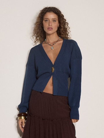 Apricot Ribbed Knit Hammered Button Cardigan ' ' in Blau: Vorderseite