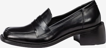 LLOYD Classic Flats in Black: front