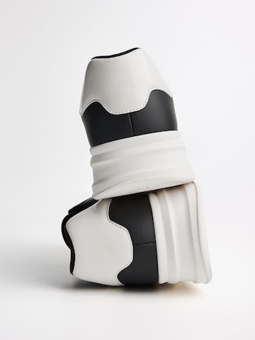 Sneaker low de la Bershka pe negru